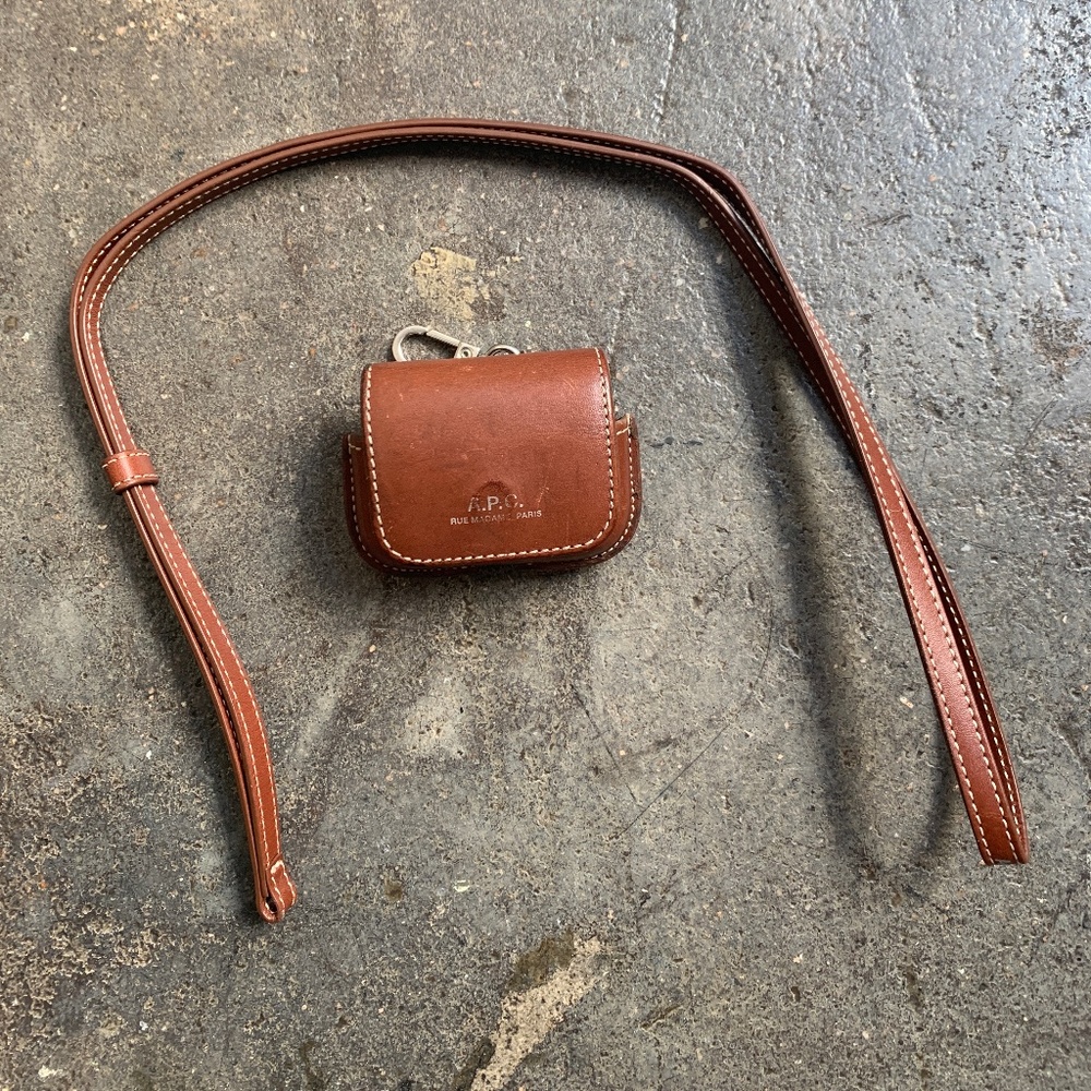 200$ Chic Air Pod Pro Leather Magnet w/ Detachable Necklace